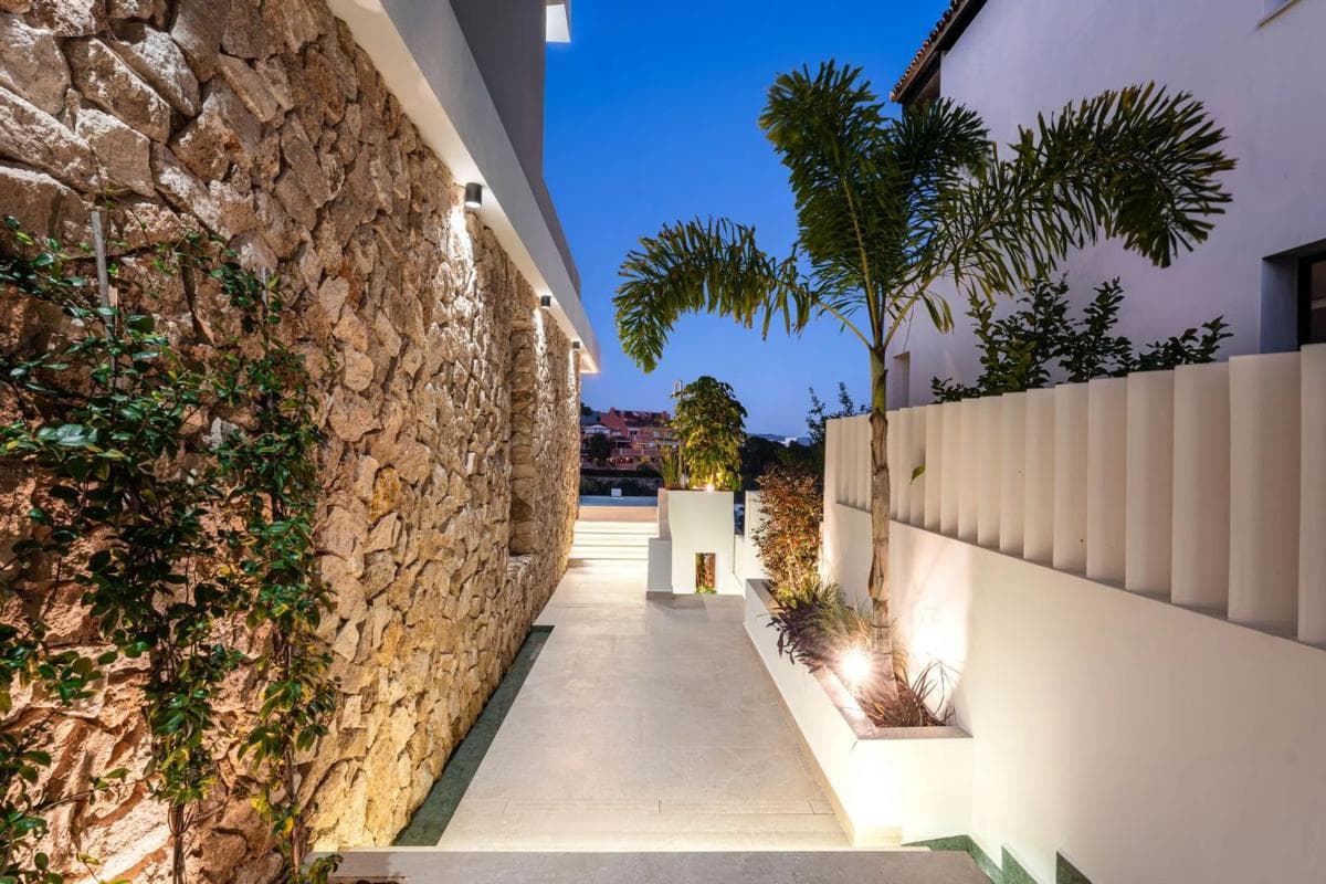 Sale of independent chalet in Calle 18B Nva Andaluc, Marbella
photo 2