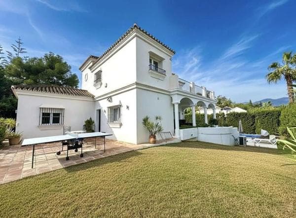 Independent chalet for sale in Calle el Califa, Marbella
thumbnail 2