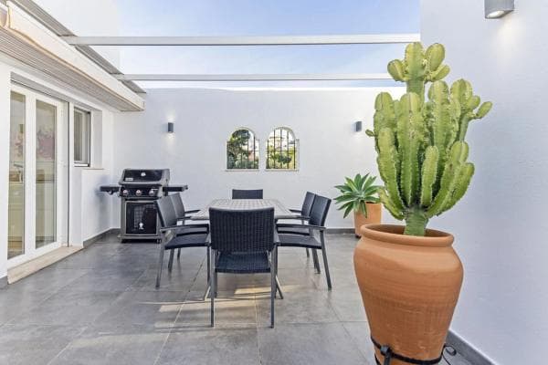 Chalet adosado en venta en Barrio Nueva Andalucía , Marbella thumbnail 2