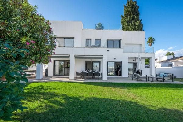 Chalet independiente en venta en Calle Luis Mazzantini, Marbella
photo 1