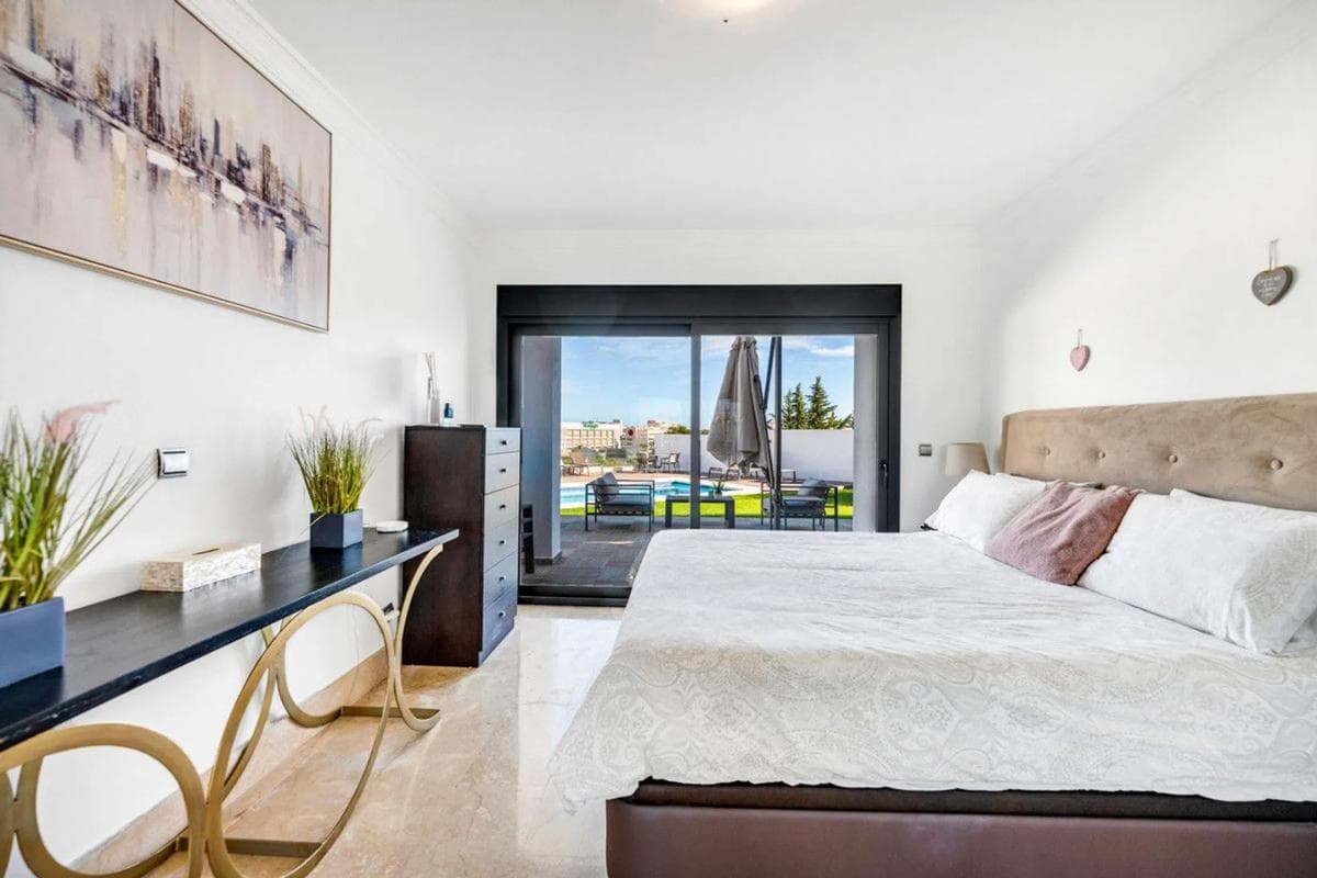 Venta de chalet independiente en Calle Luis Mazzantini, Marbella
photo 4