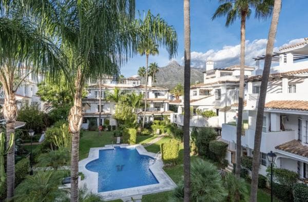 Дуплекс на продажу в Barrio Nueva Andalucía, Марбелла photo 1