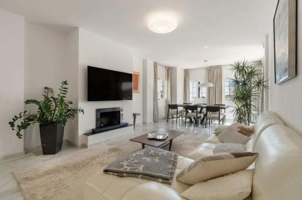 Apartment for sale in Barrio Nueva Andalucía, Marbella thumbnail 1