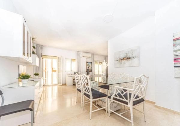 Sale of flat in Calle Moncayo, Fuengirola
thumbnail 2