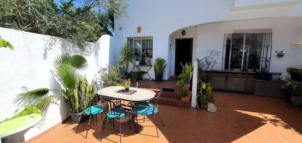 Chalet pareado en calle Eugenia de Montijo thumbnail 1