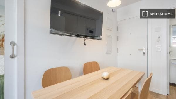 Estudio en alquiler en C. Piqueñas, Madrid photo 1