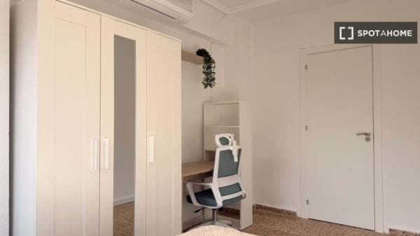 Habitación en piso de 5 habitaciones en Ciutat Jardí, Valencia photo 1