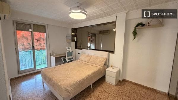 Habitación en piso de 5 habitaciones en Ciutat Jardí, Valencia thumbnail 1