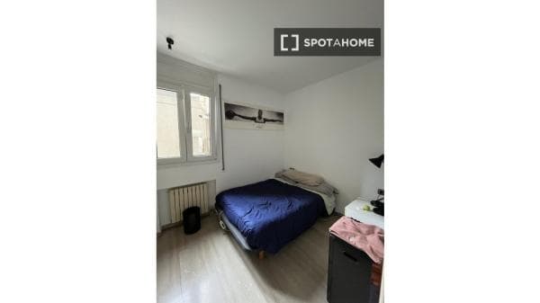 Habitación en piso compartido en L'Hospitalet de Llobregat. photo 1