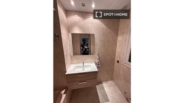 Habitación en piso compartido en L'Hospitalet de Llobregat. thumbnail 1