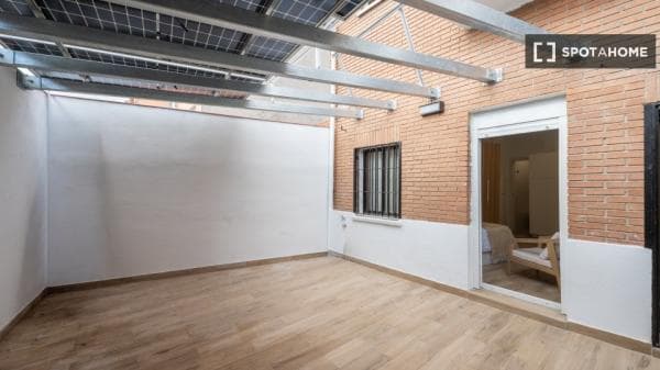 Estudio en alquiler en C. Piqueñas, Madrid photo 1