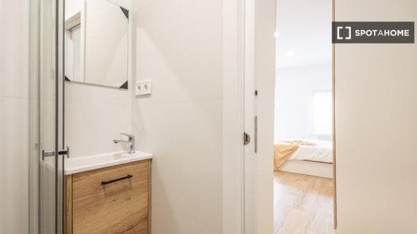 Estudio en alquiler en C. Piqueñas, Madrid thumbnail 1