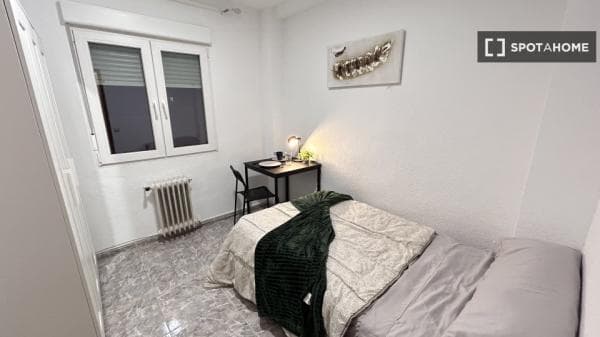Se alquila habitación en piso compartido de 5 habitaciones en Fuenlabrada photo 1