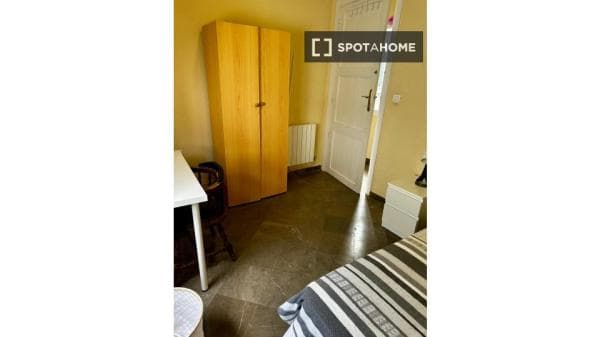 Habitación en piso compartido en Granada thumbnail 1