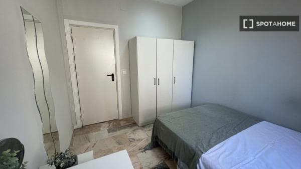 Habitación en piso compartido en Sevilla thumbnail 2