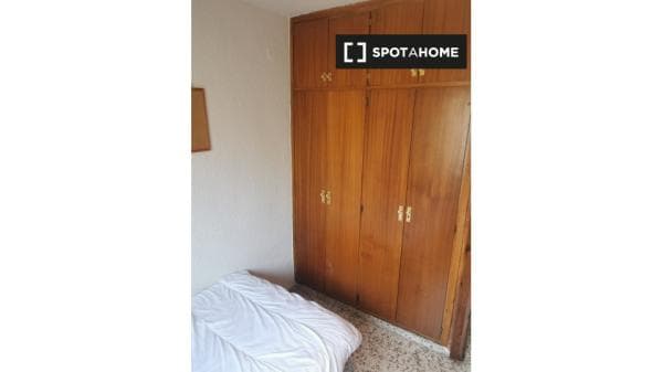 Habitación en piso compartido en Granada thumbnail 1