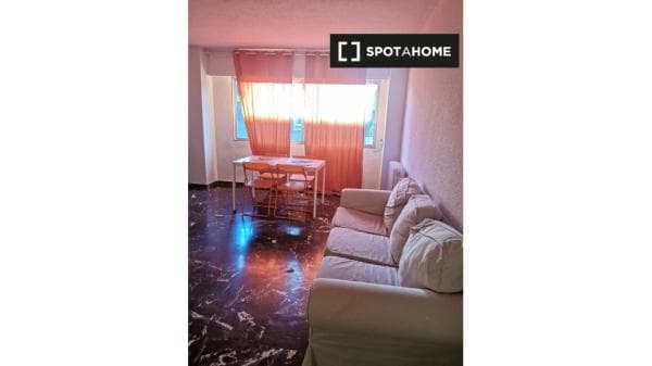 Habitación en piso compartido en Granada thumbnail 2