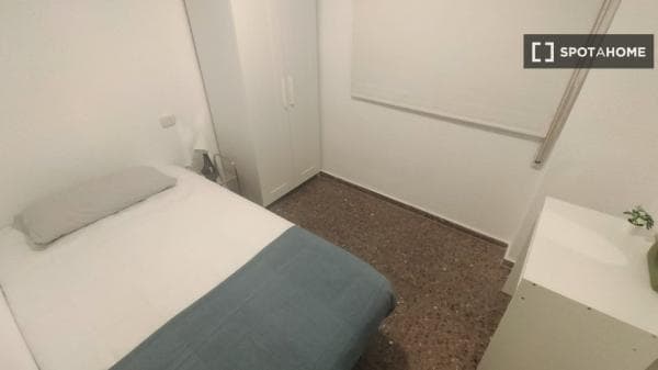 Habitación en piso compartido en valència photo 1
