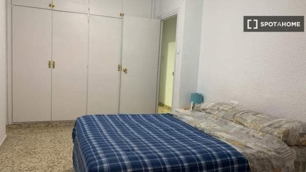 Habitación en piso compartido en Granada photo 1