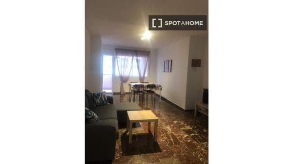 Habitación en piso compartido en Granada thumbnail 1