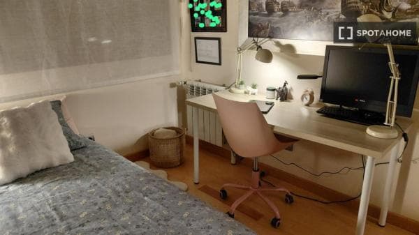 Habitación en piso compartido en madrid. photo 1