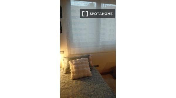 Habitación en piso compartido en madrid. thumbnail 2