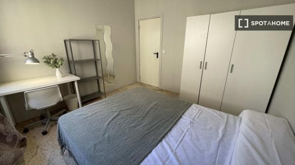 Habitación en piso compartido en Sevilla thumbnail 2