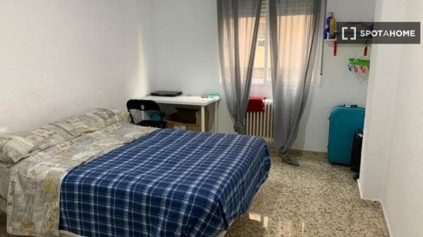 Habitación en piso compartido en Granada thumbnail 1