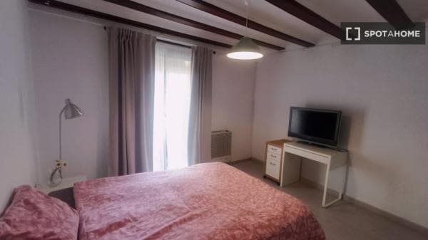 Habitación en piso compartido en barcelona. thumbnail 1