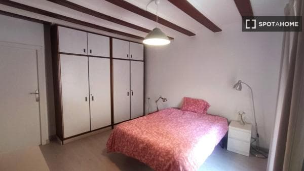 Habitación en piso compartido en barcelona. thumbnail 2