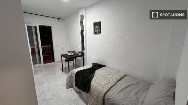 Se alquila habitación en piso compartido de 5 habitaciones en Fuenlabrada photo 1