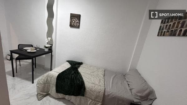 Se alquila habitación en piso compartido de 5 habitaciones en Fuenlabrada thumbnail 1