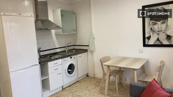 Estudio en alquiler en Av. de Mistral, Barcelona thumbnail 1