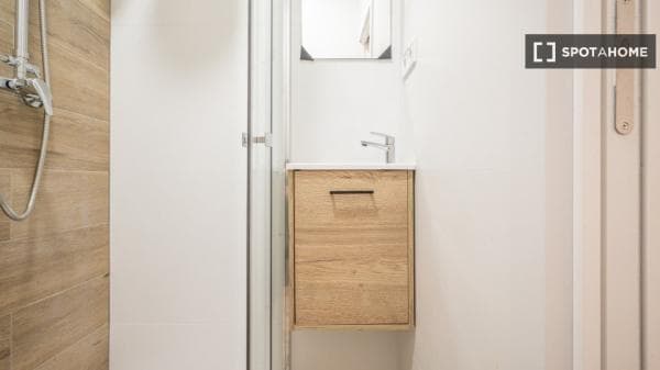 Estudio en alquiler en C. Piqueñas, Madrid thumbnail 2