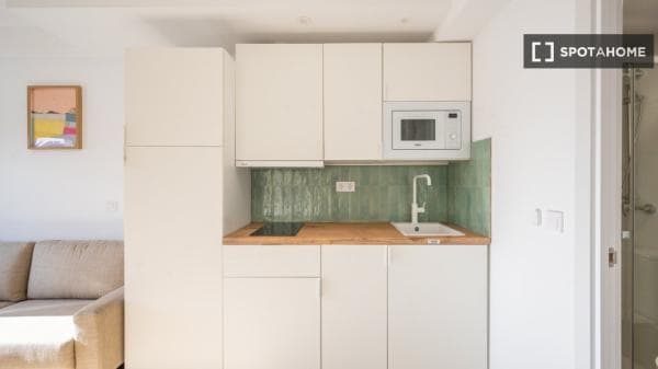 Estudio en alquiler en C. Piqueñas, Madrid thumbnail 2