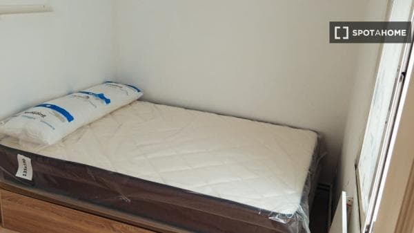 Habitación en piso compartido en madrid. thumbnail 1