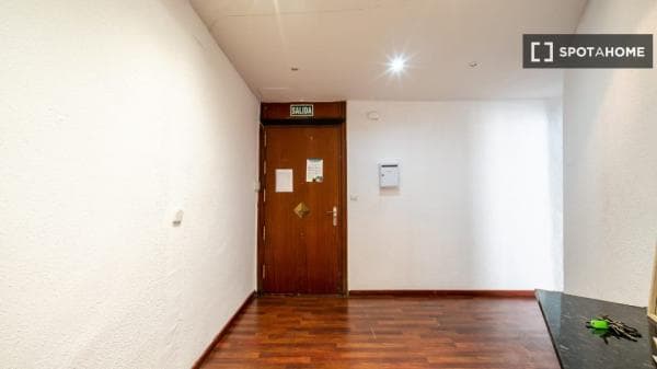 Habitación en piso compartido en alquiler en Goya, Madrid thumbnail 2