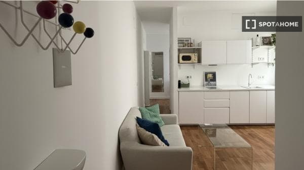 Piso en alquiler en C. de la Ruda , Madrid thumbnail 1