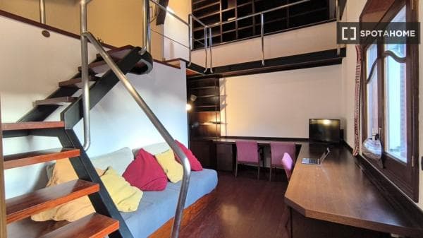 Habitación en piso compartido en barcelona. thumbnail 1