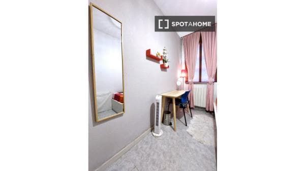 Habitación en piso de 7 habitaciones en alquiler en Guindalera, Madrid thumbnail 1