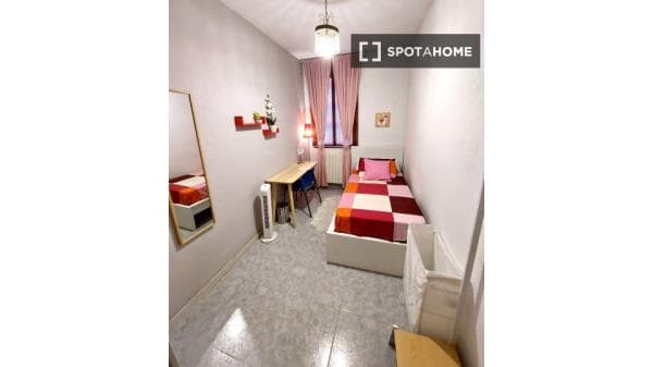 Habitación en piso de 7 habitaciones en alquiler en Guindalera, Madrid thumbnail 2