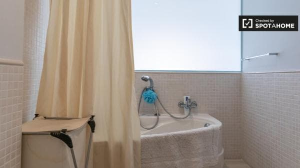 Habitación en piso compartido de 4 habitaciones en Hispanoamérica, Madrid thumbnail 2