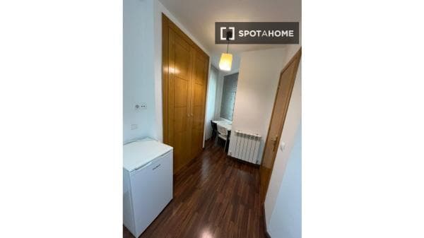 Habitación en piso compartido en madrid. photo 1
