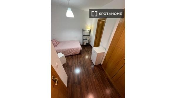 Habitación en piso compartido en madrid. thumbnail 1