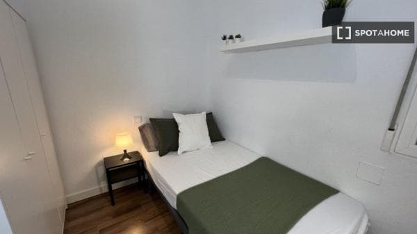 Habitación en piso compartido en alquiler en Ríos Rosas, Madrid photo 1