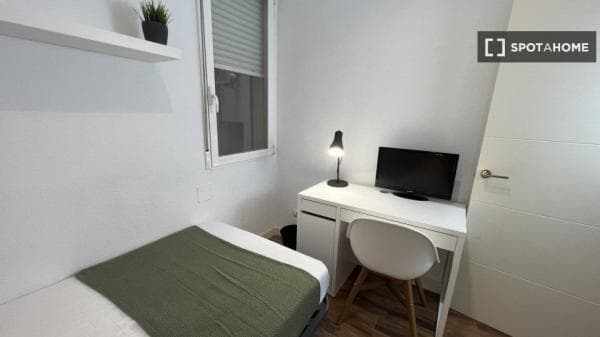 Habitación en piso compartido en alquiler en Ríos Rosas, Madrid thumbnail 1