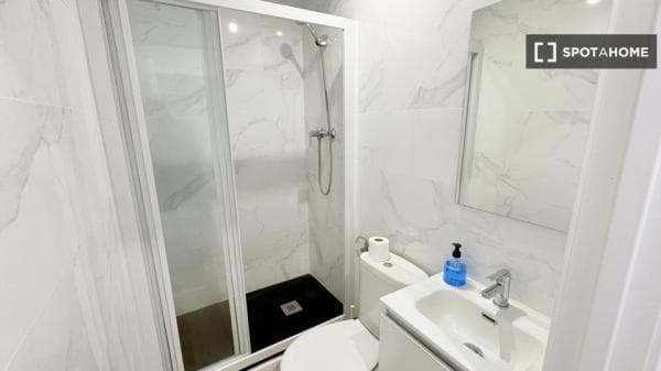 Habitación en piso compartido en barcelona. photo 1