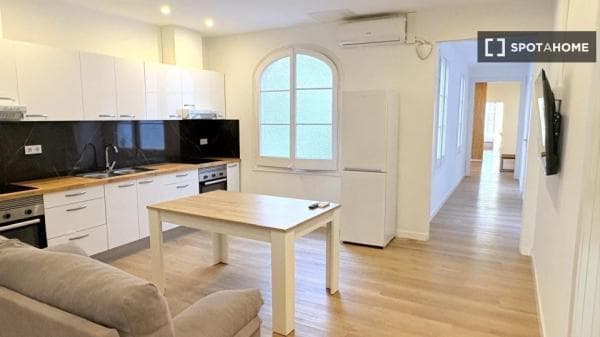 Habitación en piso compartido en barcelona. thumbnail 1