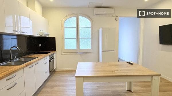 Habitación en piso compartido en barcelona. thumbnail 2