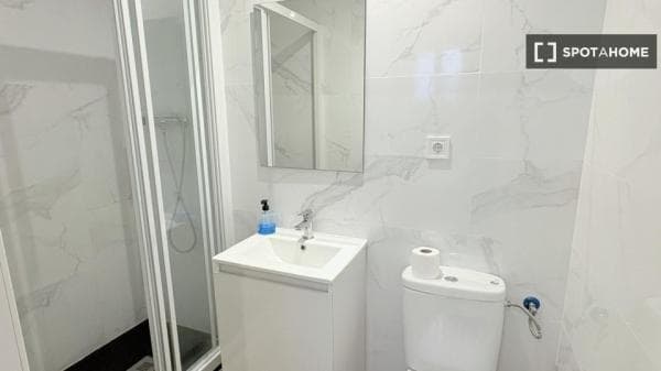 Habitación en piso compartido en barcelona. thumbnail 1